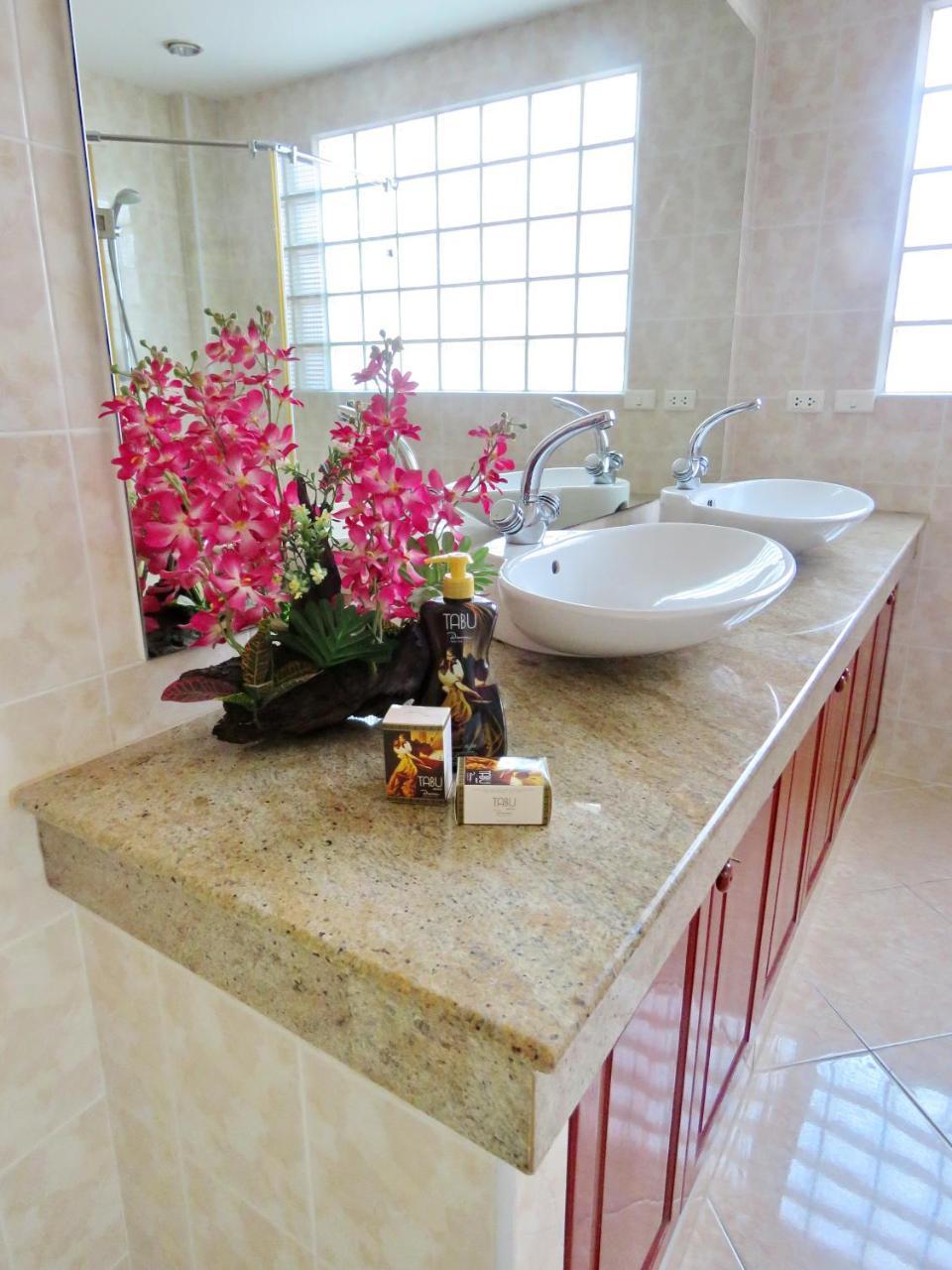 Butterfly Garden Boutique Residences Large Luxury Apts And Villas A Lifetsyle Destination By Neang, Everything You Need All Right Here 1-3 Bedrooms 110 To 190 Sq Mtrs, 2 Full Bathrooms, Rain Shower, Spa Bath, Bbq, Free Wifi, Staff 24-7, Close To Beac Pattaya Dış mekan fotoğraf
